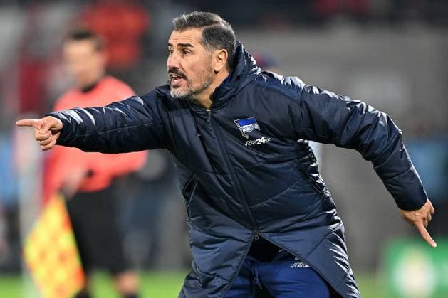 Koeln, Rheinenergiestadion, 04.12.24, GER, Herren, DFB-Pokal, Achtelfinale, Saison 2024-2025, 1.FC Koeln - Hertha BSC Berlin Bild: Trainer Christian FIEL (Hertha BSC) Only for editorial use! DFL regulations prohibit any use of photographs as image sequences and or quasi-video. Nordrhein-Westfalen Deutschland *** Koeln, Rheinenergiestadion, 04 12 24, GER, Herren, DFB Pokal, Achtelfinale, Saison 2024 2025, 1 FC Koeln Hertha BSC Berlin Bild Trainer Christian FIEL Hertha BSC Only for editorial use DFL regulations prohibit any use of photographs as image sequences and or quasi video Nordrhein Westfalen Germany
