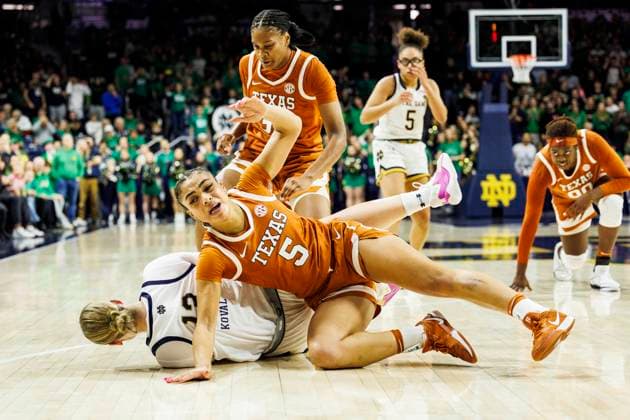 Sport Bilder des Tages NCAA, College League, USA Womens Basketball 2024: Texas vs Notre Dame DEC 05 December 05, 2024: Texas guard Laila Phelia (5) and Notre Dame forward Kate Koval (13) battle for the loose ball during NCAA Women s Basketball game action between the Texas Longhorns and the Notre Dame Fighting Irish at Purcell Pavilion at the Joyce Center in South Bend, Indiana. John Mersits CSM. (Credit Image: Â John Mersits Cal Media) EDITORIAL USE ONLY Copyright: xx ZUMA-20241205_zma_c04_127.jpg JohnxMersitsx csmphotothree329809