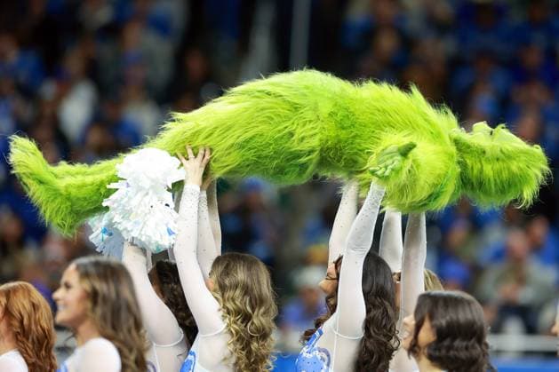 Bilder des Jahres 2024, Sport 12 Dezember Sport Themen der Woche KW 49 Sport Bilder des Tages Chicago Bears vs. Detroit Lions DETROIT,MICHIGAN-DECEMBER 5: The Detroit Lions cheer team performs with a costumed character during a game between the Detroit Lions and the Green Bay Packers in Detroit, Michigan USA, on Thursday, December 5, 2024. Detroit Michigan United States  Copyright: xAmyxLemusx originalFilename:lemus-chicagob241205_npRF6.jpg