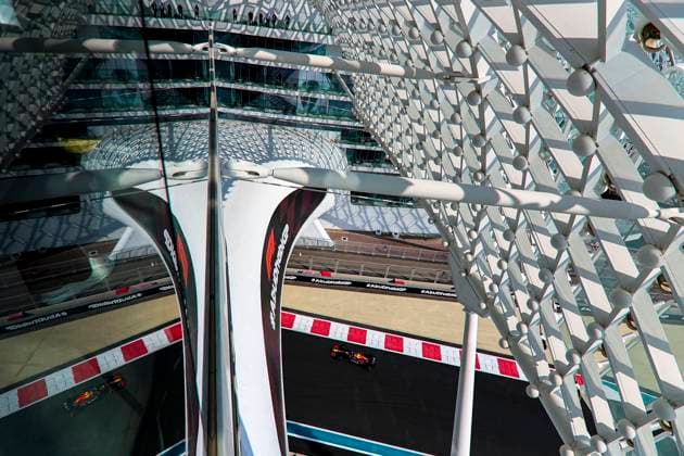 Isack Hadjar of France driving the (37) Oracle Red Bull Racing RB20 in Aktion, Practice, F1 Grand Prix of Abu Dhabi, Yas Marina Circuit am 06. December 2024 in Abu Dhabi, United Arab Emirates. (Foto von Diogo Cardoso DeFodi Images) Isack Hadjar of France driving the (37) Oracle Red Bull Racing RB20 in action on track, Practice, F1 Grand Prix of Abu Dhabi, Yas Marina Circuit on December 6, 2024 in Abu Dhabi, United Arab Emirates. (Photo by Diogo Cardoso DeFodi Images) Defodi-645_f1abu20241206_004