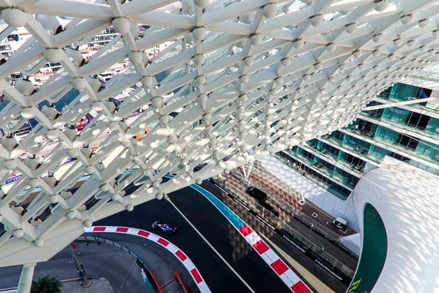 Liam Lawson of New Zealand driving the (30) Visa Cash App RB VCARB in Aktion, Practice, F1 Grand Prix of Abu Dhabi, Yas Marina Circuit am 06. December 2024 in Abu Dhabi, United Arab Emirates. (Foto von Diogo Cardoso DeFodi Images) Liam Lawson of New Zealand driving the (30) Visa Cash App RB VCARB in action on track, Practice, F1 Grand Prix of Abu Dhabi, Yas Marina Circuit on December 6, 2024 in Abu Dhabi, United Arab Emirates. (Photo by Diogo Cardoso DeFodi Images) Defodi-645_f1abu20241206_008
