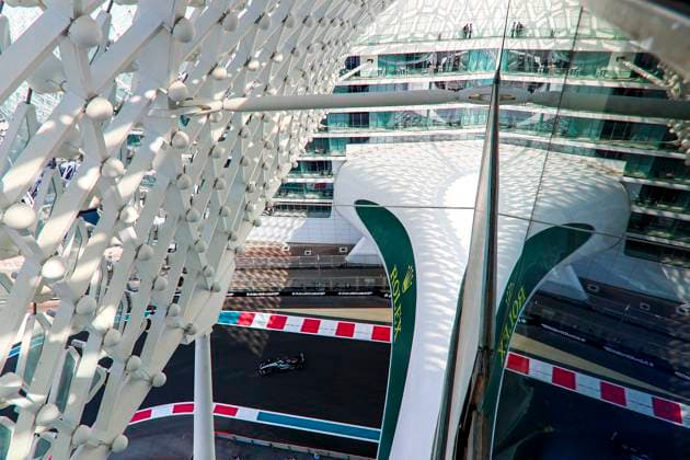 George Russell of Great Britain and Mercedes AMG Petronas F1 Team in Aktion, Practice, F1 Grand Prix of Abu Dhabi, Yas Marina Circuit am 06. December 2024 in Abu Dhabi, United Arab Emirates. (Foto von Diogo Cardoso DeFodi Images) George Russell of Great Britain and Mercedes AMG Petronas F1 Team in action on track, Practice, F1 Grand Prix of Abu Dhabi, Yas Marina Circuit on December 6, 2024 in Abu Dhabi, United Arab Emirates. (Photo by Diogo Cardoso DeFodi Images) Defodi-645_f1abu20241206_009