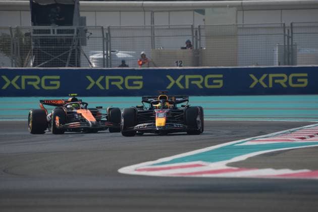 Formula 1 Etihad Airways Abu Dhabi Grand Prix 2024 06.12.2024, Yas Marina Circuit, Abu Dhabi, Formula 1 Etihad Airways Abu Dhabi Grand Prix 2024 , im Bild Isack Hadjar (FRA), Oracle Red Bull Racing, Lando Norris (GBR), McLaren F1 Team
