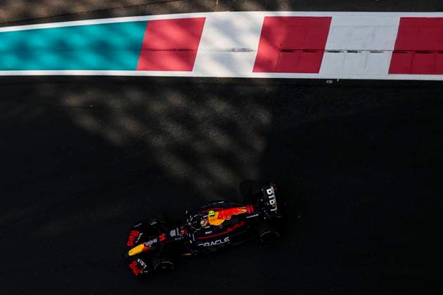 Isack Hadjar of France and Oracle Red Bull Racing in Aktion, Practice, F1 Grand Prix of Abu Dhabi, Yas Marina Circuit am 06. December 2024 in Abu Dhabi, United Arab Emirates. (Foto von Diogo Cardoso DeFodi Images) Isack Hadjar of France and Oracle Red Bull Racing in action on track, Practice, F1 Grand Prix of Abu Dhabi, Yas Marina Circuit on December 6, 2024 in Abu Dhabi, United Arab Emirates. (Photo by Diogo Cardoso DeFodi Images) Defodi-645_f1abu20241206_039