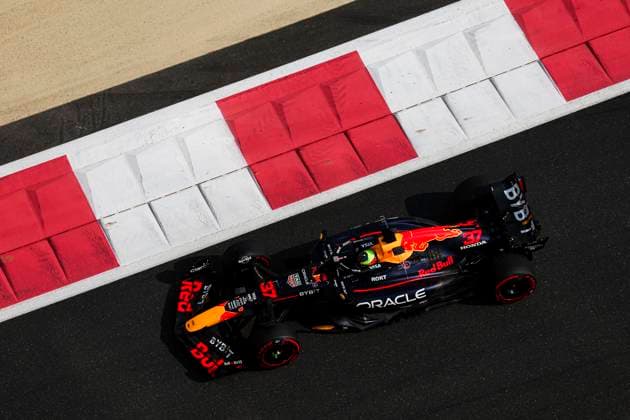 Isack Hadjar of France and Oracle Red Bull Racing in Aktion, Practice, F1 Grand Prix of Abu Dhabi, Yas Marina Circuit am 06. December 2024 in Abu Dhabi, United Arab Emirates. (Foto von Diogo Cardoso DeFodi Images) Isack Hadjar of France and Oracle Red Bull Racing in action on track, Practice, F1 Grand Prix of Abu Dhabi, Yas Marina Circuit on December 6, 2024 in Abu Dhabi, United Arab Emirates. (Photo by Diogo Cardoso DeFodi Images) Defodi-645_f1abu20241206_050