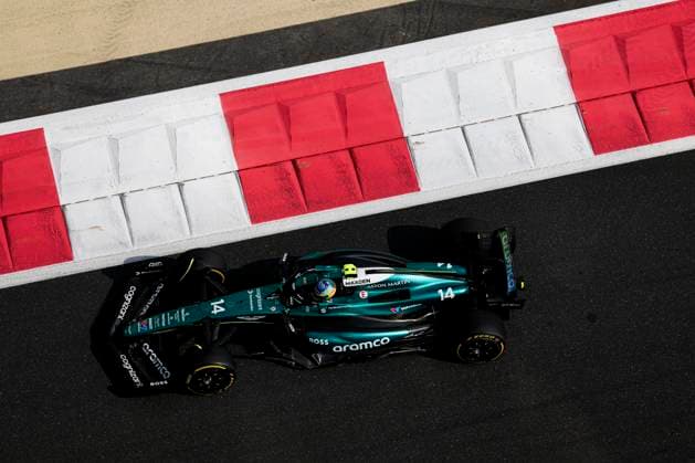 Fernando Alonso of Spain and Aston Martin F1 in Aktion, Practice, F1 Grand Prix of Abu Dhabi, Yas Marina Circuit am 06. December 2024 in Abu Dhabi, United Arab Emirates. (Foto von Diogo Cardoso DeFodi Images) Fernando Alonso of Spain and Aston Martin F1 in action on track, Practice, F1 Grand Prix of Abu Dhabi, Yas Marina Circuit on December 6, 2024 in Abu Dhabi, United Arab Emirates. (Photo by Diogo Cardoso DeFodi Images) Defodi-645_f1abu20241206_055
