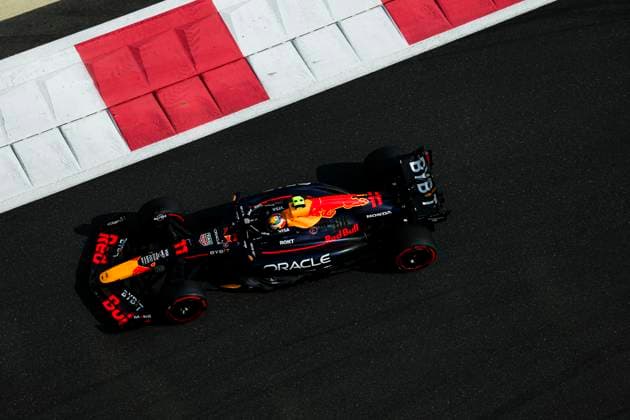 Sergio Perez of Mexico and Oracle Red Bull Racing in Aktion, Practice, F1 Grand Prix of Abu Dhabi, Yas Marina Circuit am 06. December 2024 in Abu Dhabi, United Arab Emirates. (Foto von Diogo Cardoso DeFodi Images) Sergio Perez of Mexico and Oracle Red Bull Racing in action on track, Practice, F1 Grand Prix of Abu Dhabi, Yas Marina Circuit on December 6, 2024 in Abu Dhabi, United Arab Emirates. (Photo by Diogo Cardoso DeFodi Images) Defodi-645_f1abu20241206_056