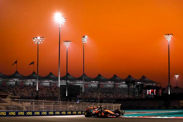 Oscar Piastri of Australia and McLaren in Aktion, Practice, F1 Grand Prix of Abu Dhabi, Yas Marina Circuit am 06. December 2024 in Abu Dhabi, United Arab Emirates. (Foto von Diogo Cardoso DeFodi Images) Oscar Piastri of Australia and McLaren in action on track, Practice, F1 Grand Prix of Abu Dhabi, Yas Marina Circuit on December 6, 2024 in Abu Dhabi, United Arab Emirates. (Photo by Diogo Cardoso DeFodi Images) Defodi-645_f1abu20241206_089