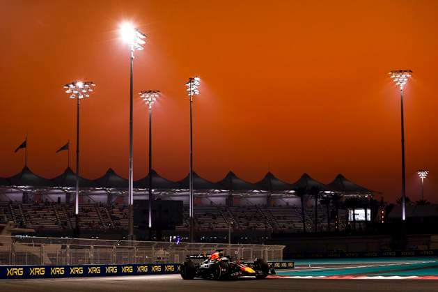 Max Verstappen of the Netherlands and Oracle Red Bull Racing in Aktion track, Practice, F1 Grand Prix of Abu Dhabi, Yas Marina Circuit am 06. December 2024 in Abu Dhabi, United Arab Emirates. (Foto von Diogo Cardoso DeFodi Images) Max Verstappen of the Netherlands and Oracle Red Bull Racing in action on track, Practice, F1 Grand Prix of Abu Dhabi, Yas Marina Circuit on December 6, 2024 in Abu Dhabi, United Arab Emirates. (Photo by Diogo Cardoso DeFodi Images) Defodi-645_f1abu20241206_093