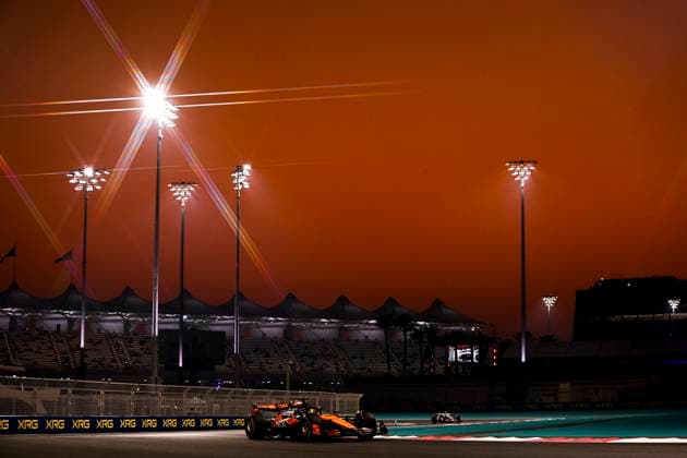 Oscar Piastri of Australia and McLaren in Aktion track, Practice, F1 Grand Prix of Abu Dhabi, Yas Marina Circuit am 06. December 2024 in Abu Dhabi, United Arab Emirates. (Foto von Diogo Cardoso DeFodi Images) Oscar Piastri of Australia and McLaren in action on track, Practice, F1 Grand Prix of Abu Dhabi, Yas Marina Circuit on December 6, 2024 in Abu Dhabi, United Arab Emirates. (Photo by Diogo Cardoso DeFodi Images) Defodi-645_f1abu20241206_095