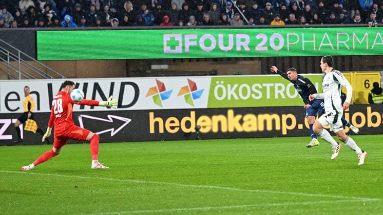Paderborn, Home Deluxe Arena, 06.12.24, GER, Herren, 2.Bundesliga, Saison 2024-2025, SC Paderborn 07 - FC Schalke 04 Bild: Koen KOSTONS (Paderborn) macht das Tor zum 1:0 Only for editorial use! DFL regulations prohibit any use of photographs as image sequences and or quasi-video. NRW Deutschland