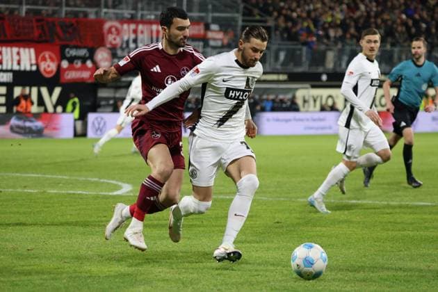 06.12.2024, Fussball, Herren, 2. Bundesliga, Saison 2024 2025, SV 07 Elversberg - 1. FC Nürnberg, Lukas Petkov (SV 07 Elversberg), Mahir Emreli (1. FC Nuernberg) Elversberg Ursapharm-Arena an der Kaiserlinde Saarland Deutschland (DE)