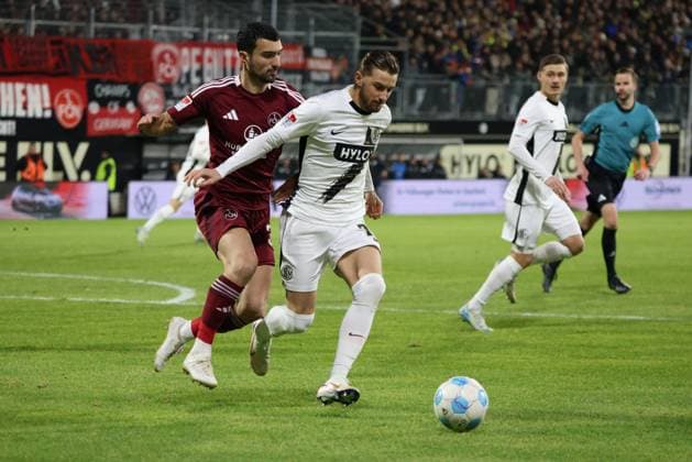 06.12.2024, Fussball, Herren, 2. Bundesliga, Saison 2024 2025, SV 07 Elversberg - 1. FC Nürnberg, Lukas Petkov (SV 07 Elversberg), Mahir Emreli (1. FC Nuernberg) Elversberg Ursapharm-Arena an der Kaiserlinde Saarland Deutschland (DE)