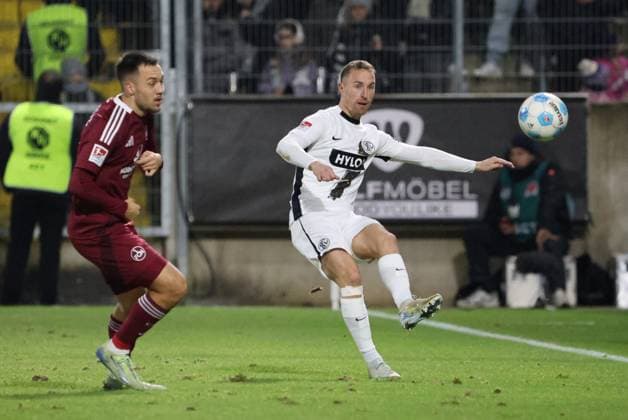 06.12.2024, Fussball, Herren, 2. Bundesliga, Saison 2024 2025, SV 07 Elversberg - 1. FC Nürnberg, Maurice Neubauer (SV 07 Elversberg), Julian Justvan (1. FC Nuernberg) Elversberg Ursapharm-Arena an der Kaiserlinde Saarland Deutschland (DE)