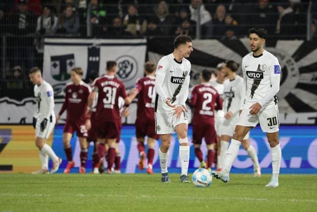 06.12.2024, Fussball, Herren, 2. Bundesliga, Saison 2024 2025, SV 07 Elversberg - 1. FC Nürnberg, Torjubel zum 0:1, Torschütze: Jens Castrop (1. FC Nuernberg), Fisnik Asllani (SV 07 Elversberg) enttäuscht Elversberg Ursapharm-Arena an der Kaiserlinde Saarland Deutschland (DE)