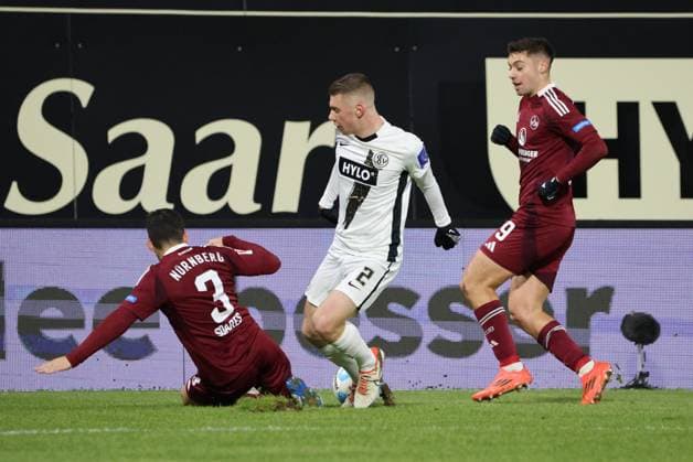06.12.2024, Fussball, Herren, 2. Bundesliga, Saison 2024 2025, SV 07 Elversberg - 1. FC Nürnberg, Elias Baum (SV 07 Elversberg), Danilo Soares (1. FC Nuernberg), Stefanos Tzimas (1. FC Nuernberg) Elversberg Ursapharm-Arena an der Kaiserlinde Saarland Deutschland (DE)