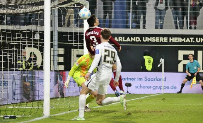 06.12.2024, xmohx, Fussball 2.Bundesliga, SV Elversberg - 1.FC Nürnberg emspor, v.l. Nürnbergs Danilo Soares klärt in höchster Not vor Tom Zimmerschied (Elversberg) und lenkt den Ball an den Pfosten (DFL DFB REGULATIONS PROHIBIT ANY USE OF PHOTOGRAPHS as IMAGE SEQUENCES and or QUASI-VIDEO) Elversberg