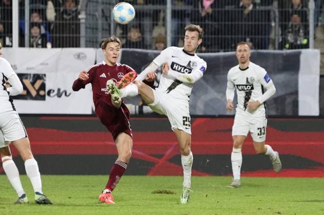 06.12.2024, Fussball, Herren, 2. Bundesliga, Saison 2024 2025, SV 07 Elversberg - 1. FC Nürnberg, Tom Zimmerschied (SV 07 Elversberg), Caspar Jander (1. FC Nuernberg) Elversberg Ursapharm-Arena an der Kaiserlinde Saarland Deutschland (DE)