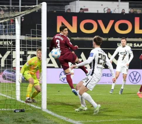 Fussball - 2. Bundesliga - Saison 2024 25 30.11.2024 Ursapharm-Arena SV Elversberg (elv) - 1. FC Nürnberg (fcn) Knapp vorbei: v.li: Torwart Jan REICHERT (1. FC Nürnberg), DANILO SOARES(1. FC Nürnberg), Tom ZIMMERSCHIED (SV Elversberg) Fussball - 2. Bundesliga - SV Elversberg