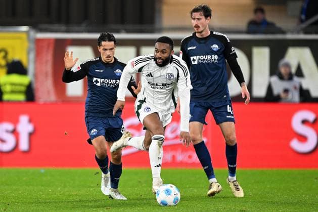 Paderborn, Home Deluxe Arena, 06.12.24, GER, Herren, 2.Bundesliga, Saison 2024-2025, SC Paderborn 07 - FC Schalke 04 Bild: v.li. im Zweikampf Mika BAUR (Paderborn), Moussa SYLLA (Schalke) und Calvin BRACKELMANN (Paderborn) Only for editorial use! DFL regulations prohibit any use of photographs as image sequences and or quasi-video. NRW Deutschland
