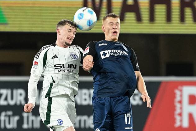Paderborn, Home Deluxe Arena, 06.12.24, GER, Herren, 2.Bundesliga, Saison 2024-2025, SC Paderborn 07 - FC Schalke 04 Bild: v.li. im Zweikampf Derry MURKIN (Schalke) und Laurin CURDA (Paderborn) im Kopfball, Kopfballduell Only for editorial use! DFL regulations prohibit any use of photographs as image sequences and or quasi-video. NRW Deutschland