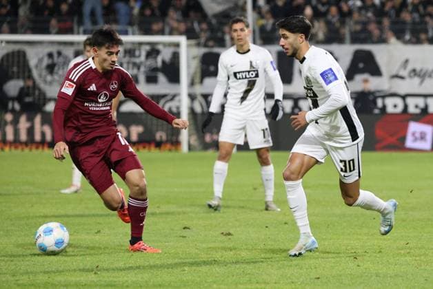 06.12.2024, Fussball, Herren, 2. Bundesliga, Saison 2024 2025, SV 07 Elversberg - 1. FC Nürnberg, Muhammed Damar (SV 07 Elversberg), Jens Castrop (1. FC Nuernberg) Elversberg Ursapharm-Arena an der Kaiserlinde Saarland Deutschland (DE)