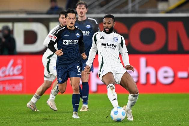 Paderborn, Home Deluxe Arena, 06.12.24, GER, Herren, 2.Bundesliga, Saison 2024-2025, SC Paderborn 07 - FC Schalke 04 Bild: v.li. im Zweikampf Mika BAUR (Paderborn) und Moussa SYLLA (Schalke) Only for editorial use! DFL regulations prohibit any use of photographs as image sequences and or quasi-video. NRW Deutschland
