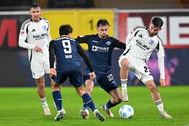 Paderborn, Home Deluxe Arena, 06.12.24, GER, Herren, 2.Bundesliga, Saison 2024-2025, SC Paderborn 07 - FC Schalke 04 Bild: v.li. im Zweikampf Aaron ZEHNTER (Paderborn) und Mehmet AYDIN (Schalke) Only for editorial use! DFL regulations prohibit any use of photographs as image sequences and or quasi-video. NRW Deutschland
