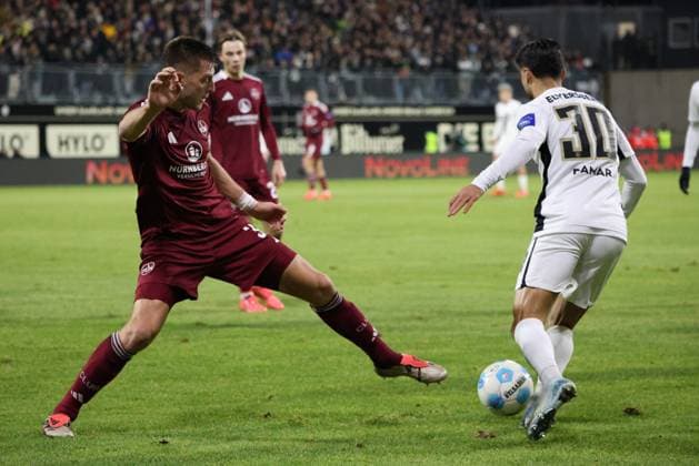06.12.2024, Fussball, Herren, 2. Bundesliga, Saison 2024 2025, SV 07 Elversberg - 1. FC Nürnberg, Muhammed Damar (SV 07 Elversberg), Robin Knoche (1. FC Nuernberg) Elversberg Ursapharm-Arena an der Kaiserlinde Saarland Deutschland (DE)
