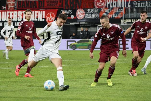 06.12.2024, Fussball, Herren, 2. Bundesliga, Saison 2024 2025, SV 07 Elversberg - 1. FC Nürnberg, Fisnik Asllani (SV 07 Elversberg), Ondrej Karafiat (1. FC Nuernberg) Elversberg Ursapharm-Arena an der Kaiserlinde Saarland Deutschland (DE)