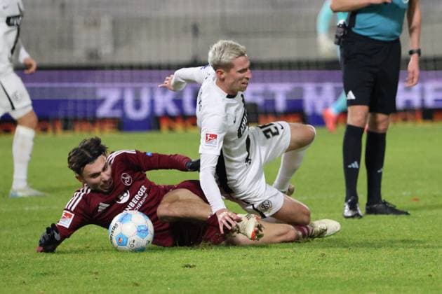 06.12.2024, Fussball, Herren, 2. Bundesliga, Saison 2024 2025, SV 07 Elversberg - 1. FC Nürnberg, Arne Sicker (SV 07 Elversberg), Berkay Yilmaz (1. FC Nuernberg) Elversberg Ursapharm-Arena an der Kaiserlinde Saarland Deutschland (DE)