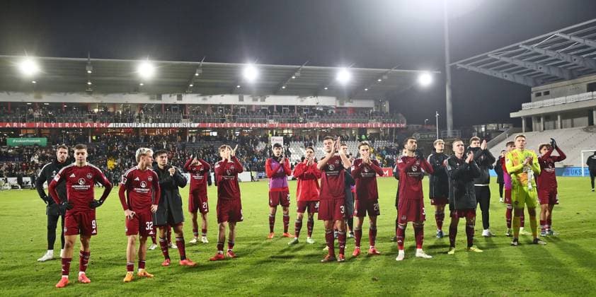 06.12.2024, xmohx, Fussball 2.Bundesliga, SV Elversberg - 1.FC Nürnberg emspor, v.l. Enttäuschte Nürnberger Spieler vor dem Gästeblock (DFL DFB REGULATIONS PROHIBIT ANY USE OF PHOTOGRAPHS as IMAGE SEQUENCES and or QUASI-VIDEO) Elversberg