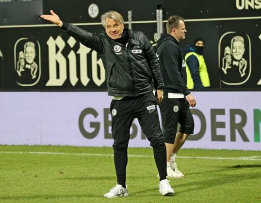 06.12.2024, xmohx, Fussball 2.Bundesliga, SV Elversberg - 1.FC Nürnberg emspor, v.l. Trainer Horst Steffen (Elversberg) bejubelt den Sieg und zeigt den Fans, die Mannschaft sollte gefeiert werden (DFL DFB REGULATIONS PROHIBIT ANY USE OF PHOTOGRAPHS as IMAGE SEQUENCES and or QUASI-VIDEO) Elversberg