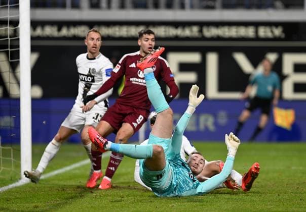 Fussball - 2. Bundesliga - Saison 2024 25 30.11.2024 Ursapharm-Arena SV Elversberg (elv) - 1. FC Nürnberg (fcn) 2:1 Torwart Nicolas KRISTOF (SV Elversberg), vorne Fussball - 2. Bundesliga - SV Elversberg