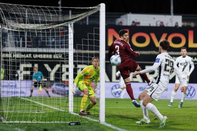 Der Kopfball von Lukas Pinckert (SV 07 Elversberg) fliegt an den Pfosten, SV Elversberg vs 1.FC Nuernberg, Fussball, 2. Bundesliga, 15. Spieltag, Saison 2024 2025, 06.12.2024 SV Elversberg vs 1.FC Nuernberg, Fussball, 2. Bundesliga, 15. Spieltag, Saison 2024 2025, 06.12.2024