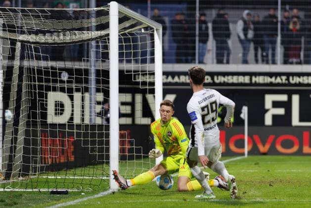 Tom Zimmerschied (SV 07 Elversberg) erzielt das 1:1 gegen Jan Reichert (1.FC Nuernberg), SV Elversberg vs 1.FC Nuernberg, Fussball, 2. Bundesliga, 15. Spieltag, Saison 2024 2025, 06.12.2024 SV Elversberg vs 1.FC Nuernberg, Fussball, 2. Bundesliga, 15. Spieltag, Saison 2024 2025, 06.12.2024