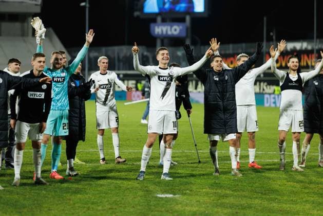 Fisnik Asllani (SV 07 Elversberg) und Mitspieler feiern den Sieg, SV Elversberg vs 1.FC Nuernberg, Fussball, 2. Bundesliga, 15. Spieltag, Saison 2024 2025, 06.12.2024 SV Elversberg vs 1.FC Nuernberg, Fussball, 2. Bundesliga, 15. Spieltag, Saison 2024 2025, 06.12.2024
