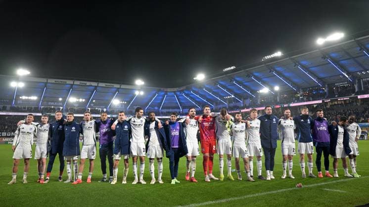 Paderborn, Home Deluxe Arena, 06.12.24, GER, Herren, 2.Bundesliga, Saison 2024-2025, SC Paderborn 07 - FC Schalke 04 Bild: Schlussjubel, Emotion, Freude bei den Spielern des FC Schalke 04 Only for editorial use! DFL regulations prohibit any use of photographs as image sequences and or quasi-video. NRW Deutschland