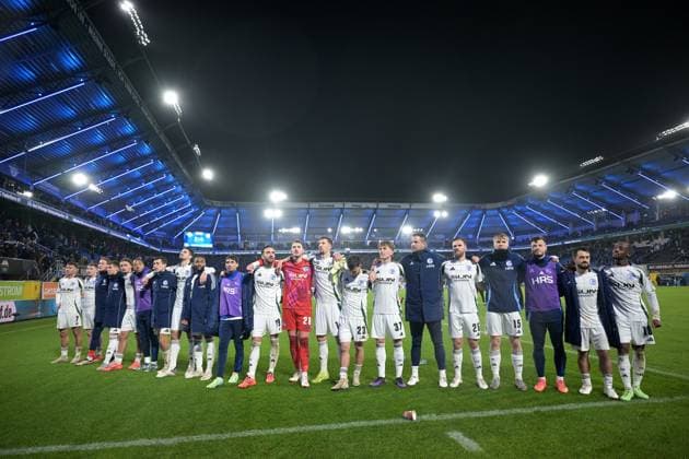 Sport Bilder des Tages Paderborn, Home Deluxe Arena, 06.12.24, GER, Herren, 2.Bundesliga, Saison 2024-2025, SC Paderborn 07 - FC Schalke 04 Bild: Schlussjubel, Emotion, Freude bei den Spielern des FC Schalke 04 Only for editorial use! DFL regulations prohibit any use of photographs as image sequences and or quasi-video. NRW Deutschland