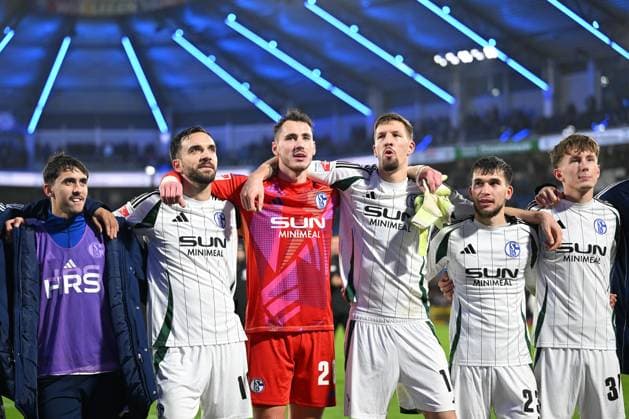 Paderborn, Home Deluxe Arena, 06.12.24, GER, Herren, 2.Bundesliga, Saison 2024-2025, SC Paderborn 07 - FC Schalke 04 Bild: Schlussjubel, Emotion, Freude bei den Spielern des FC Schalke 04 Only for editorial use! DFL regulations prohibit any use of photographs as image sequences and or quasi-video. NRW Deutschland