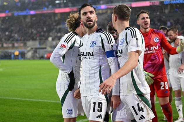 Paderborn, Home Deluxe Arena, 06.12.24, GER, Herren, 2.Bundesliga, Saison 2024-2025, SC Paderborn 07 - FC Schalke 04 Bild: Janik BACHMANN (Schalke) jubelt nach seinem Tor zum 2:4 mit Kenan KARAMAN (Schalke) Only for editorial use! DFL regulations prohibit any use of photographs as image sequences and or quasi-video. NRW Deutschland
