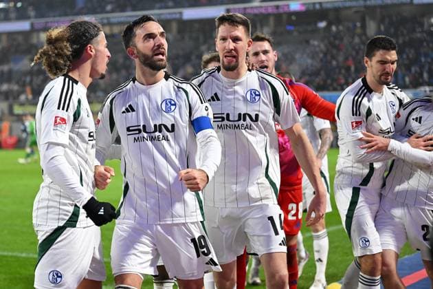 Paderborn, Home Deluxe Arena, 06.12.24, GER, Herren, 2.Bundesliga, Saison 2024-2025, SC Paderborn 07 - FC Schalke 04 Bild: Janik BACHMANN (Schalke) jubelt nach seinem Tor zum 2:4 mit Kenan KARAMAN (Schalke) Only for editorial use! DFL regulations prohibit any use of photographs as image sequences and or quasi-video. NRW Deutschland