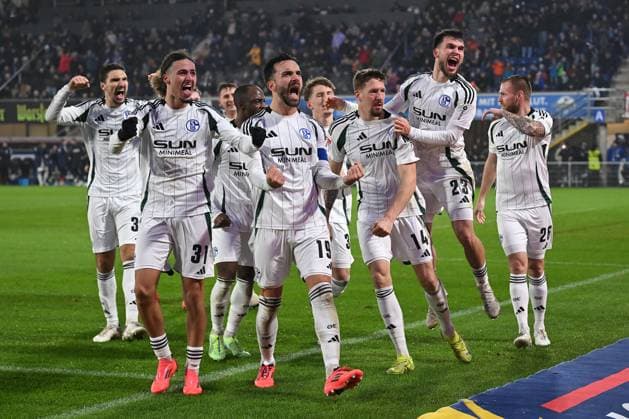 Paderborn, Home Deluxe Arena, 06.12.24, GER, Herren, 2.Bundesliga, Saison 2024-2025, SC Paderborn 07 - FC Schalke 04 Bild: Janik BACHMANN (Schalke) jubelt nach seinem Tor zum 2:4 mit Kenan KARAMAN (Schalke) Only for editorial use! DFL regulations prohibit any use of photographs as image sequences and or quasi-video. NRW Deutschland