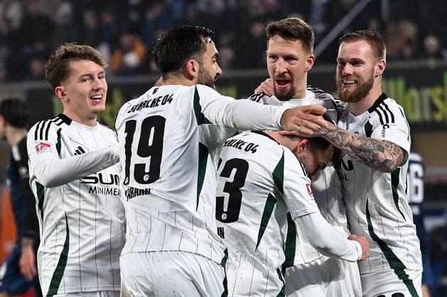 Paderborn, Home Deluxe Arena, 06.12.24, GER, Herren, 2.Bundesliga, Saison 2024-2025, SC Paderborn 07 - FC Schalke 04 Bild: Janik BACHMANN (Schalke) jubelt nach seinem Tor zum 2:4 mit Kenan KARAMAN (Schalke) Only for editorial use! DFL regulations prohibit any use of photographs as image sequences and or quasi-video. NRW Deutschland