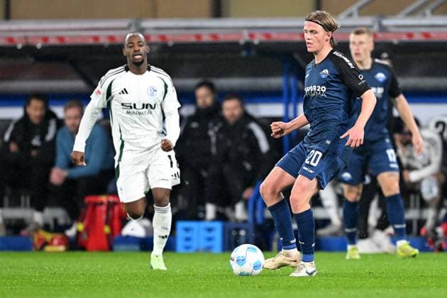 Paderborn, Home Deluxe Arena, 06.12.24, GER, Herren, 2.Bundesliga, Saison 2024-2025, SC Paderborn 07 - FC Schalke 04 Bild: v.li. Christopher ANTWI-ADJEI (Schalke) und Felix GOETZE (Paderborn) Only for editorial use! DFL regulations prohibit any use of photographs as image sequences and or quasi-video. NRW Deutschland