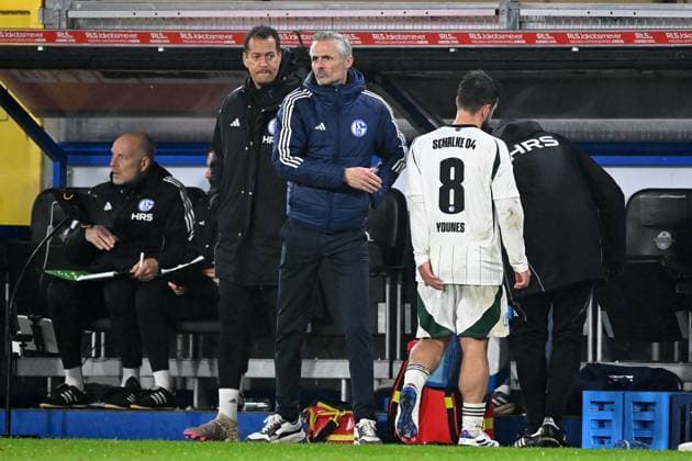 Paderborn, Home Deluxe Arena, 06.12.24, GER, Herren, 2.Bundesliga, Saison 2024-2025, SC Paderborn 07 - FC Schalke 04 Bild: v.li. Trainer Kees VAN WONDEREN (Schalke) und Amin YOUNES (Schalke) Only for editorial use! DFL regulations prohibit any use of photographs as image sequences and or quasi-video. NRW Deutschland