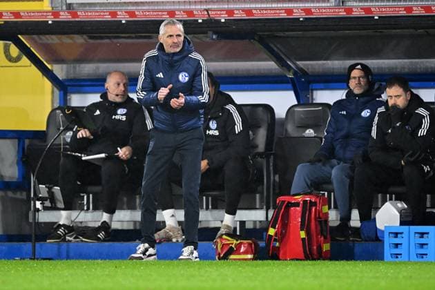 Paderborn, Home Deluxe Arena, 06.12.24, GER, Herren, 2.Bundesliga, Saison 2024-2025, SC Paderborn 07 - FC Schalke 04 Bild: Trainer Kees VAN WONDEREN (Schalke) Only for editorial use! DFL regulations prohibit any use of photographs as image sequences and or quasi-video. NRW Deutschland