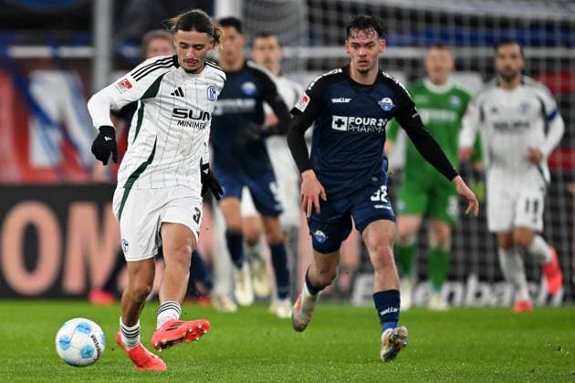 Paderborn, Home Deluxe Arena, 06.12.24, GER, Herren, 2.Bundesliga, Saison 2024-2025, SC Paderborn 07 - FC Schalke 04 Bild: v.li. im Zweikampf Taylan BULUT (Schalke) und Aaron ZEHNTER (Paderborn) Only for editorial use! DFL regulations prohibit any use of photographs as image sequences and or quasi-video. NRW Deutschland