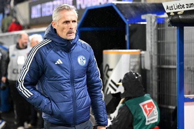 Paderborn, Home Deluxe Arena, 06.12.24, GER, Herren, 2.Bundesliga, Saison 2024-2025, SC Paderborn 07 - FC Schalke 04 Bild: Trainer Kees VAN WONDEREN (Schalke) Only for editorial use! DFL regulations prohibit any use of photographs as image sequences and or quasi-video. NRW Deutschland