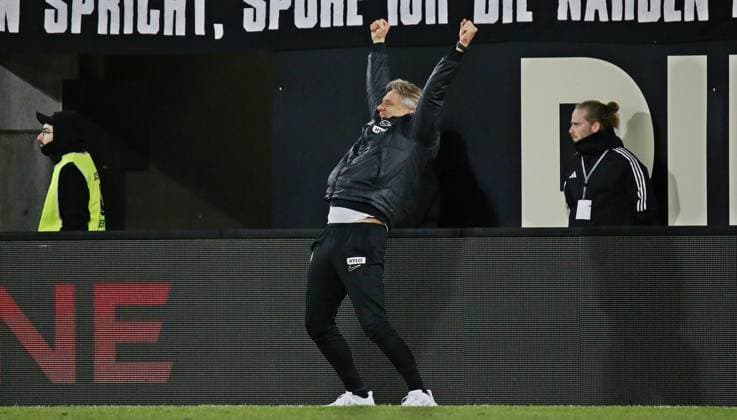 06.12.2024, xmohx, Fussball 2.Bundesliga, SV Elversberg - 1.FC Nürnberg emspor, v.l. Trainer Horst Steffen (Elversberg) bejubelt beim Schlusspfiff den 2:1-Sieg von seiner Mannschaft (DFL DFB REGULATIONS PROHIBIT ANY USE OF PHOTOGRAPHS as IMAGE SEQUENCES and or QUASI-VIDEO) Elversberg